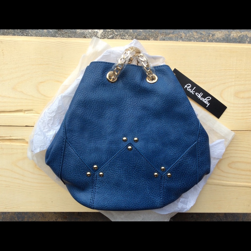 Blue faux leather sling purse w/double gold chains